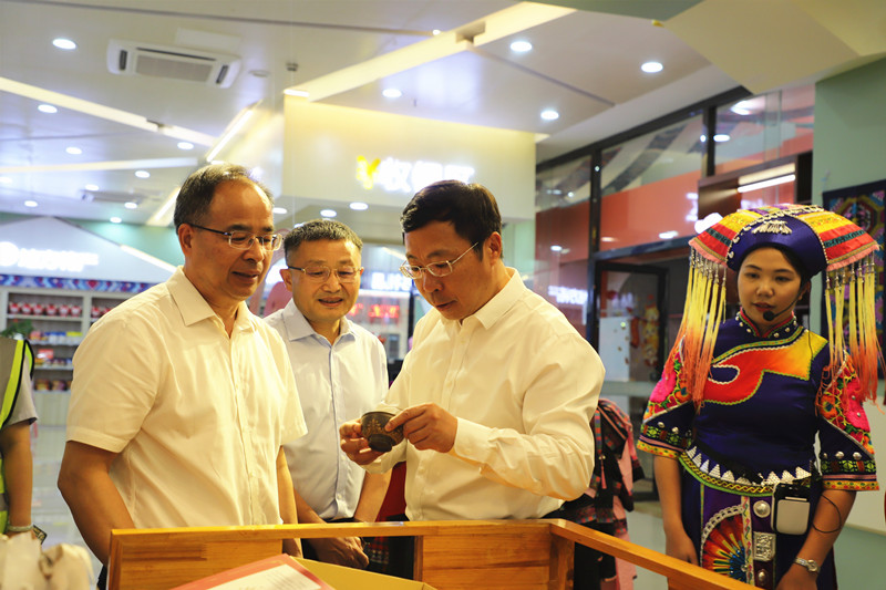 金善文(右二)聽取服務區農產品板塊匯報_副本.jpg